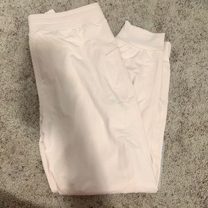 F A B L E T I C S || comfortable cream joggers that work for anything!